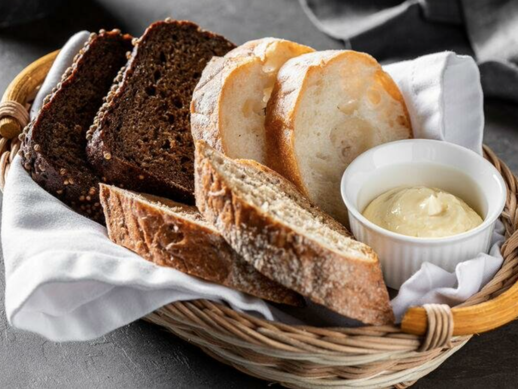 Свежеиспеченный. Корзина Хлебная. Хлебная корзинка в ресторане. Хлебная корзина с маслом. Корзинка для хлеба.